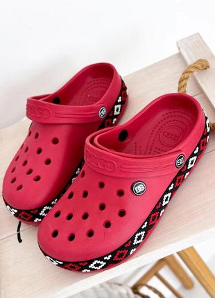 Знову в наявності! неймовірно красиві крокс сабо червоні з орнаментом вишиванка...
