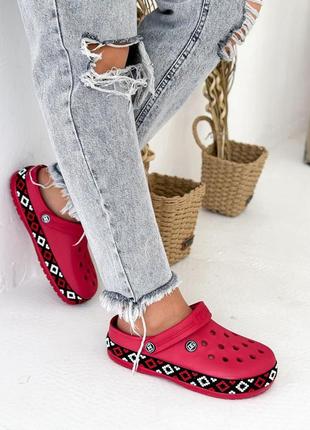 Знову в наявності! неймовірно красиві крокс сабо червоні з орнаментом вишиванка...