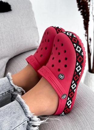 Знову в наявності! неймовірно красиві крокс сабо червоні з орнаментом вишиванка...