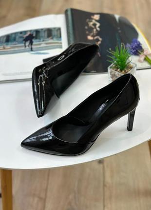 Черные кожаные лаковые туфли лодочки