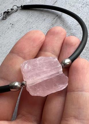 Стильный чокер с необработанным натуральным камнем розового кварца.4 фото