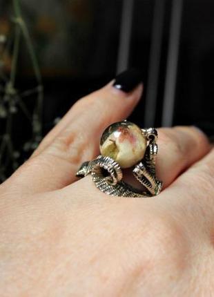 Кольцо с кремовой розой в сфере