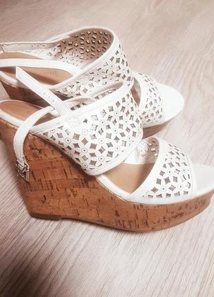 Акция!!! красивые новые  белые босоножки
