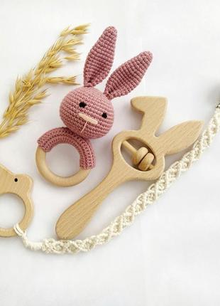 Подарочный набор для малыша: погремушка зайчик, деревянная погремушка, держатель для пустышки с грыз2 фото