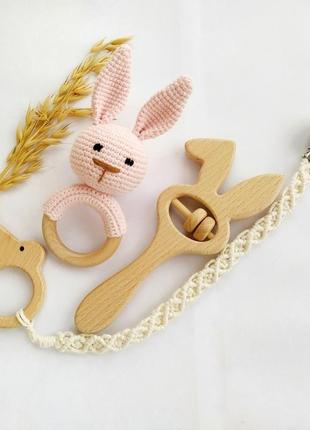 Подарунковий набір для малюка: брязкальце зайчик, дерев'яне брязкальце, тримач для пустушки