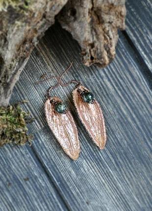 Незвичайні сережки з покритого міддю листків шавлії і серпантинових намистин2 фото