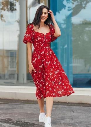 Красное шифоновое платье с красивым декольте