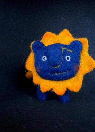 Лев валяне іграшка український сувенір повстяна іграшка синій лев з розписом1 фото