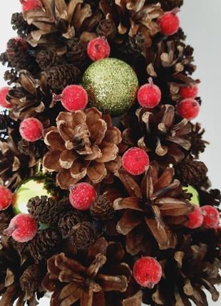 Рождественская елка из шишек новогодний декор украшение стола5 фото