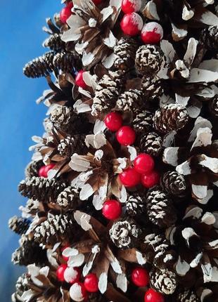 Ялинка з шишок і червоних ягід різдвяний новорічний декор8 фото
