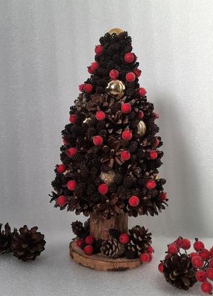 Елка из шишек шаров и декоративных красных ягод рождественский новогодний декор4 фото
