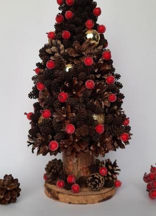 Елка из шишек шаров и декоративных красных ягод рождественский новогодний декор2 фото