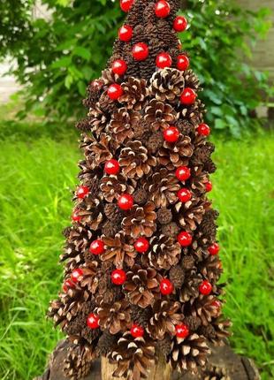 Елка из шишек и декоративных ягод новогодний рождественский декор3 фото