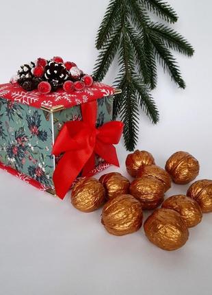 Новогодняя шкатулка и орешки с предсказаниями подарок на новый год рождество1 фото