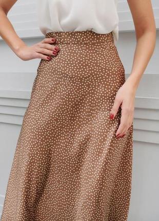 Шелквовая юбка миди цвета капучино в белый горошек7 фото