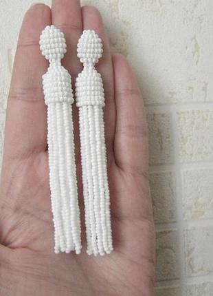 Белые серьги кисточки из бисера