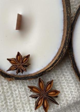 Ароматична свічка у кокосі.