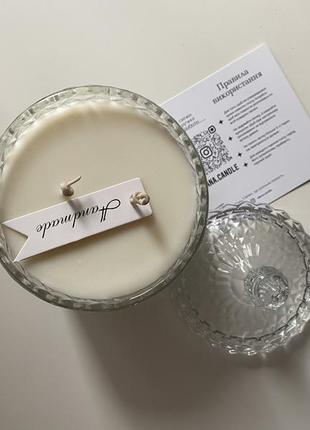 Соєве свічка в свічнику