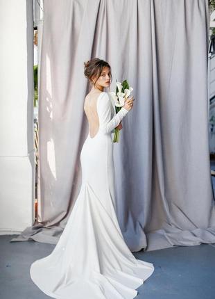 Мінімалістична весільна сукня з довгими рукави, відкритою спиною та довгим шлейфом. силует русалки7 фото