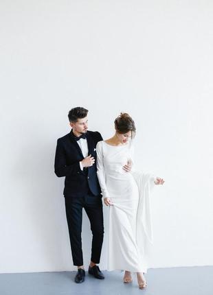Мінімалістична весільна сукня з довгими рукави, відкритою спиною та довгим шлейфом. силует русалки3 фото