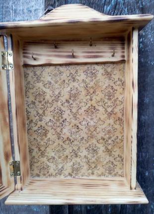 Дерев'яна ключниця настінна в передпокій з дверцятами ключниця закрита в стилі рустик вінтаж9 фото