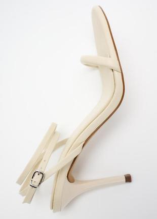 Кожаные босоножки на каблуке с цилиндрическим ремешком5 фото
