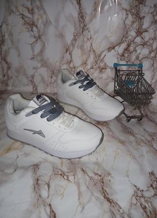 Белые деми кроссовки с белыми и серыми шнурками1 фото