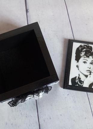 Чорно-біла скринька одрі хепберн дерев'яна шкатулка для прикрас кілець ретро стиль мінімалізм4 фото