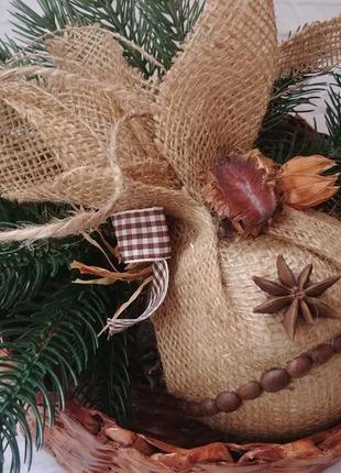 Новорічний куля з мішковини з кавою, спеціями, сухоцвітами в еко стилі новорічний еко декор3 фото