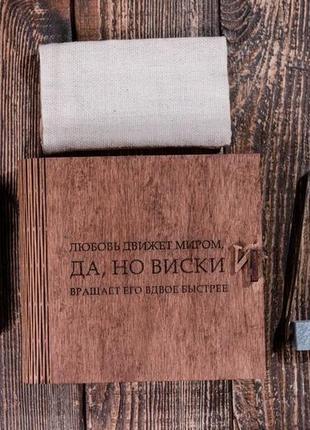 Подарунковий набір каменів для віскі в скриньці книзі "віскі обертає світ"4 фото