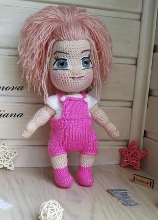 Кукла связана крючком. кукла в розовом комбинезоне.5 фото