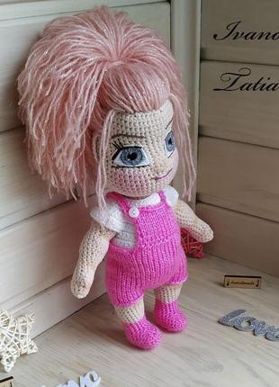 Кукла связана крючком. кукла в розовом комбинезоне.6 фото