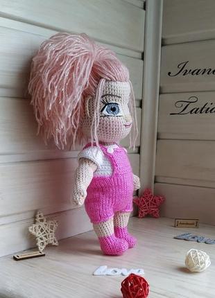 Кукла связана крючком. кукла в розовом комбинезоне.7 фото