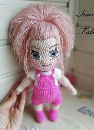 Кукла связана крючком. кукла в розовом комбинезоне.2 фото