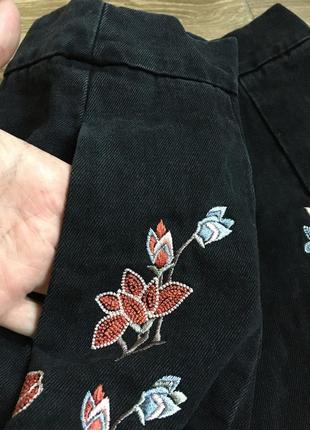 Юбка черная джинсовая трапеция с вышивкой3 фото