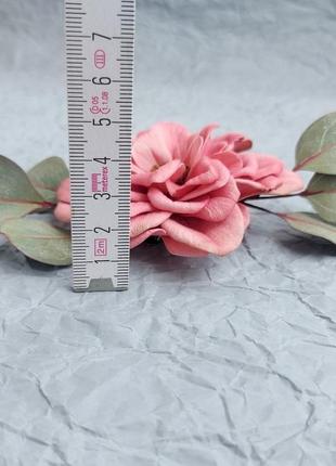 Брошка-шпилька садова троянда з гілочкою евкаліпта8 фото