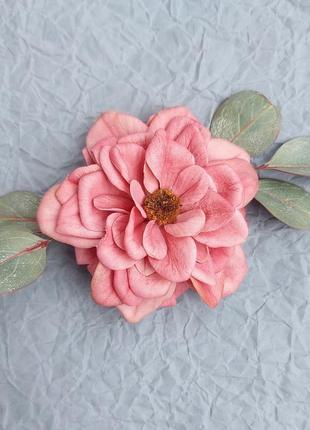 Брошка-шпилька садова троянда з гілочкою евкаліпта