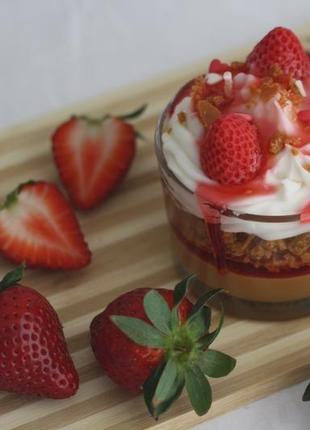 Соєва свічка у вигляді десерту "strawberry macaron"5 фото