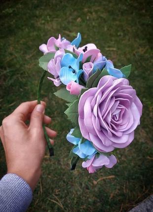 Обруч з трояндою та дрібними квітами1 фото