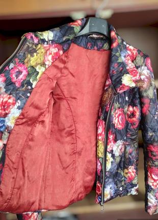 Демисезон стеганая куртка на молнии в цветочный принт4 фото