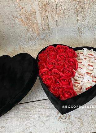Букет з мильних троянд з цукерками рафаелло1 фото