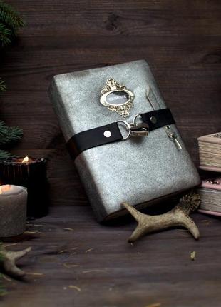 Кожаный серебряный блокнот-гримуар с пустыми и  состаренными страницами1 фото