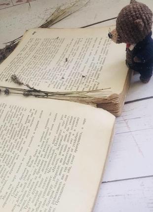 Коллекционный миниатюрный вязаный медведь в костюме, подарок юристу, банкиру, библиотекарю3 фото