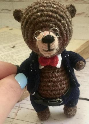 Коллекционный миниатюрный вязаный медведь в костюме, подарок юристу, банкиру, библиотекарю2 фото