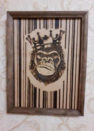 Картина выжигателем "горилла в короне"1 фото