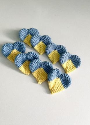 Брошка патріотична "серце жовто-блакитне" в'язане гачком