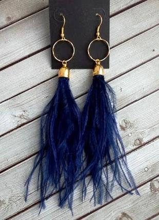 Темно сині сережки з натуральних пір'я страуса