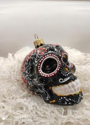 Новогодняя игрушка череп с петриковской росписью