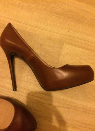 Продам стильные туфли, лодочки на шпильке. 39 размер, 26 см по стельке.
