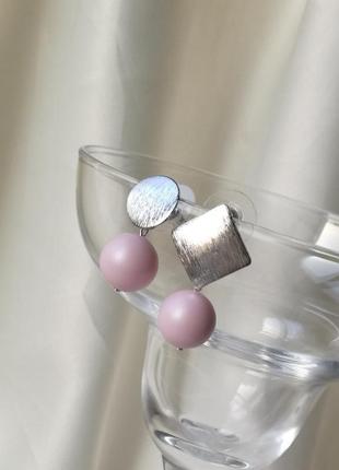 Посріблені асиметричні сережки з перлами сваровські рожеві1 фото